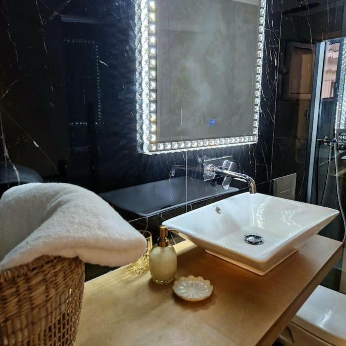 Faronita - Luxury Apt In The Heart Of Kalamata Zewnętrze zdjęcie