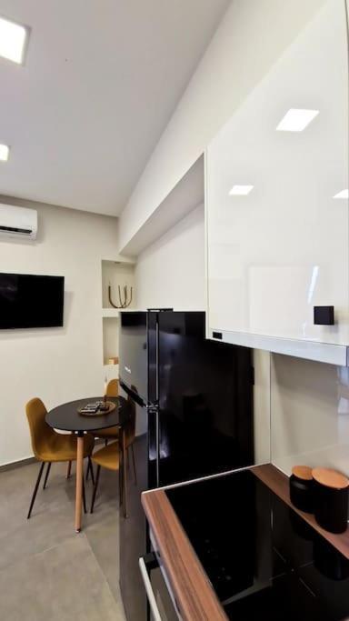 Faronita - Luxury Apt In The Heart Of Kalamata Zewnętrze zdjęcie